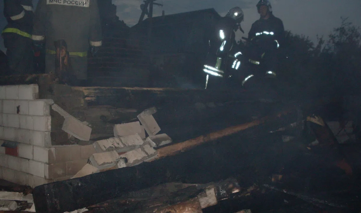 Пожарные тушили 1,5 часа частный дом и баню под Гатчиной - tvspb.ru