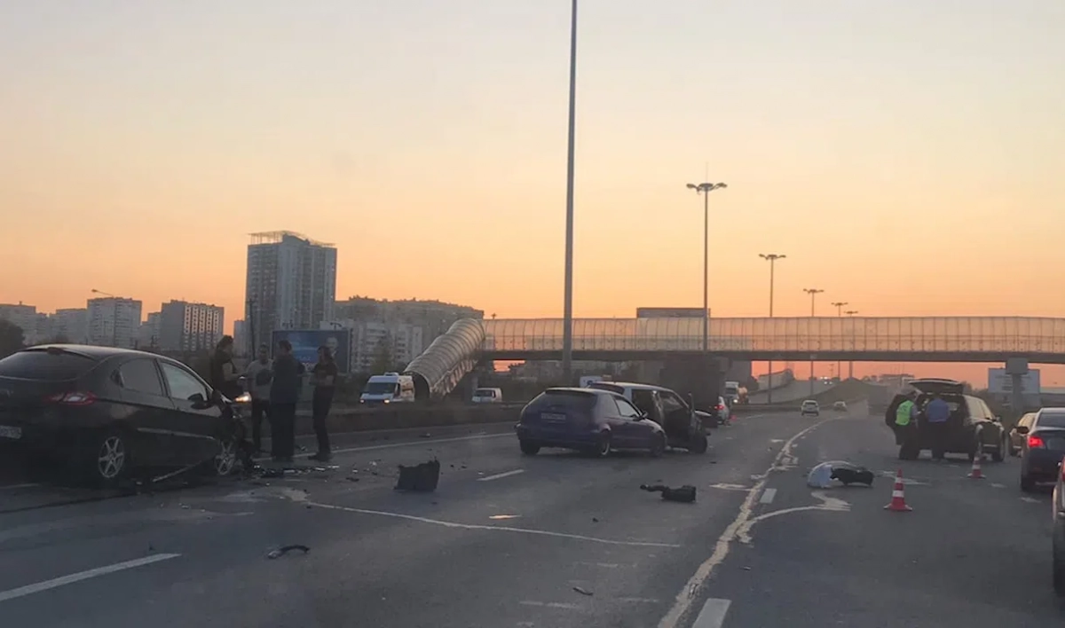 На Московском шоссе после аварии раскидало шесть машин - tvspb.ru