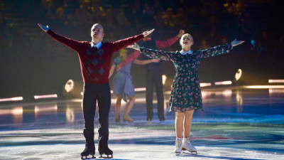 Фигуристы и артисты выступили в Ледовом дворце в честь Дня Победы
