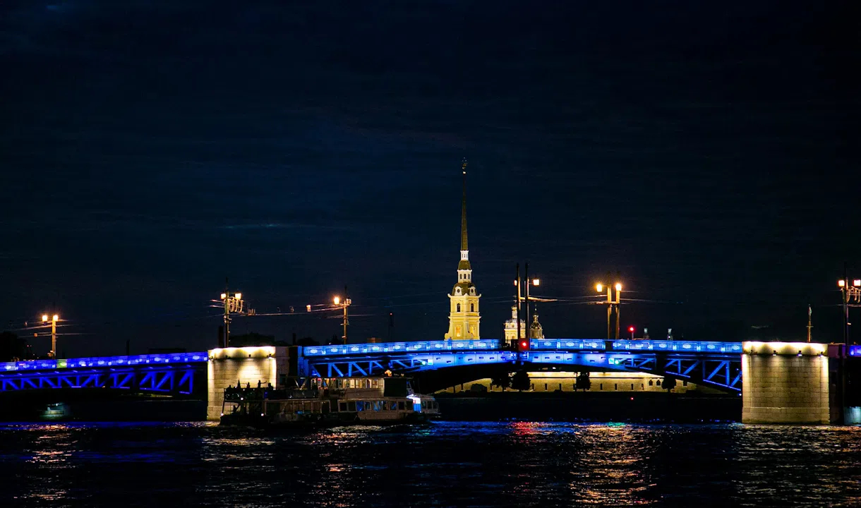 Дворцовый мост окрасится в цвета триколора вечером 9 мая