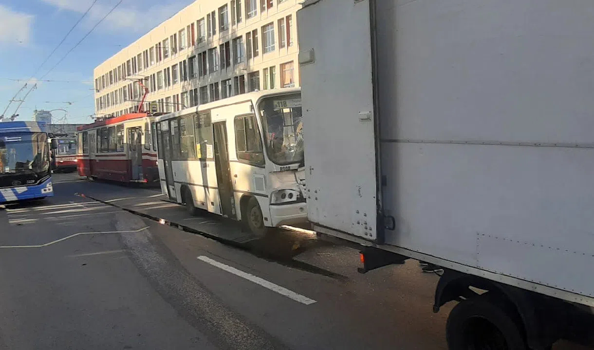 Дтп с трамваем в санкт петербурге. Трамваи Новочеркасск ДТП. Новочеркасске трамваи аварии. Аварии трамвай Пятигорск.