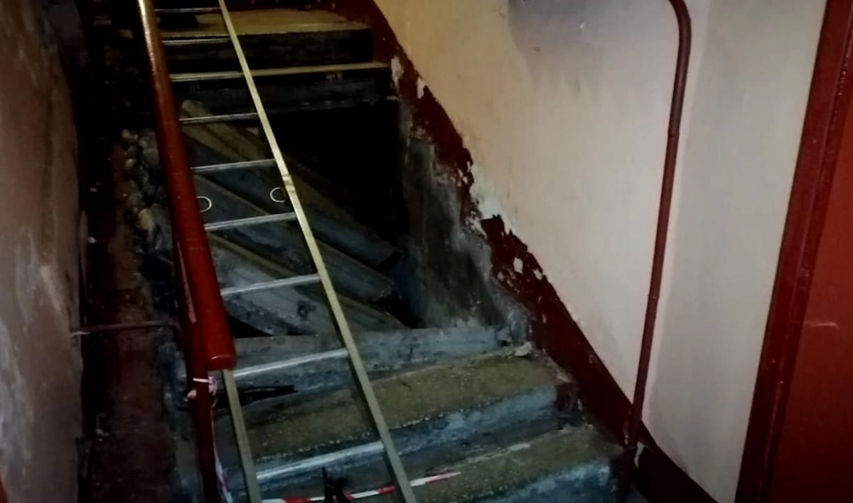 В жилом доме на Кондратьевском частично обрушилась лестница между 1 и 2 этажами - tvspb.ru