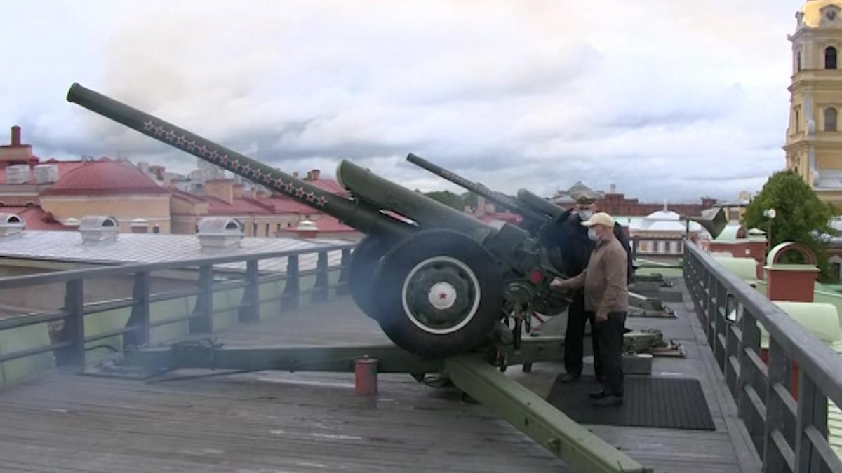 Выстрел сигнальной пушки в санкт петербурге время