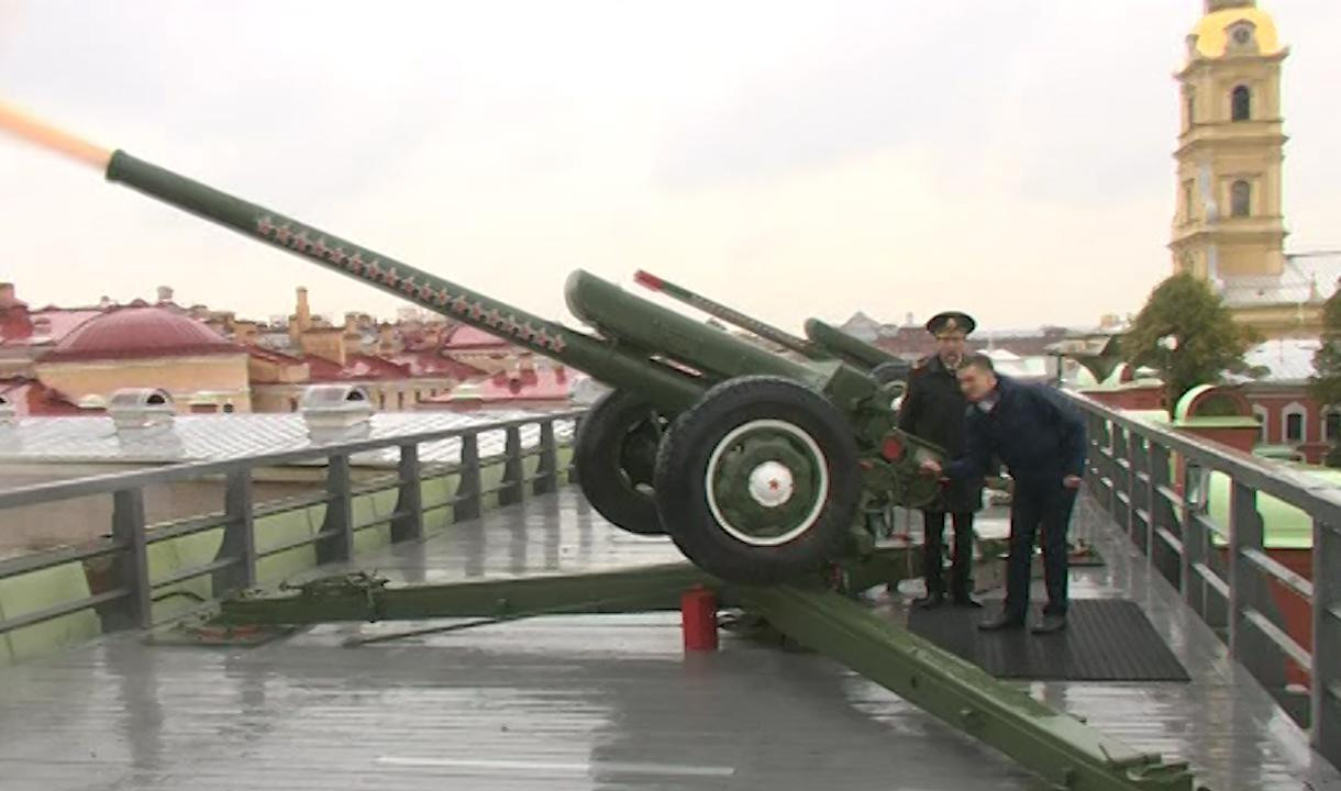 Пушечный выстрел в полдень в санкт петербурге. Пушки Петропавловской крепости в Санкт-Петербурге. Пушки Петропавловской крепости. Полуденный выстрел. Выстрел с Петропавловской крепости полдень.