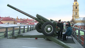 Выстрел пушки Петропавловской крепости посвятили 50-летию посадки «Луны-17» на спутнике Земли