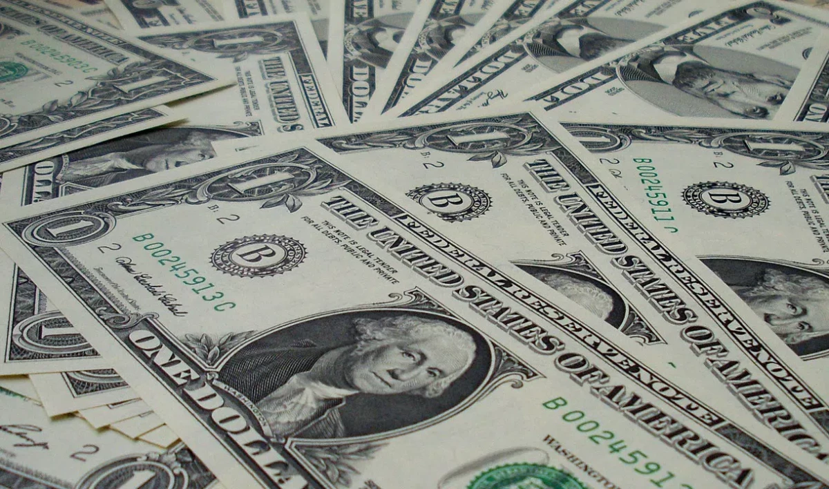 Курс доллара на Мосбирже впервые с марта 2020 года опустился ниже 68 рублей - tvspb.ru