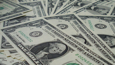 Курс доллара на Мосбирже впервые с марта 2020 года опустился ниже 68 рублей