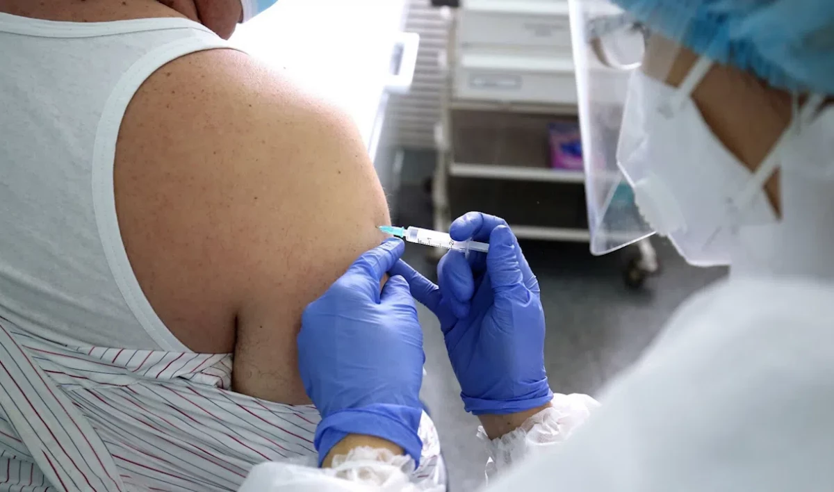 В Петербурге пройдут пострегистрационные исследования вакцины «КовиВак» - tvspb.ru