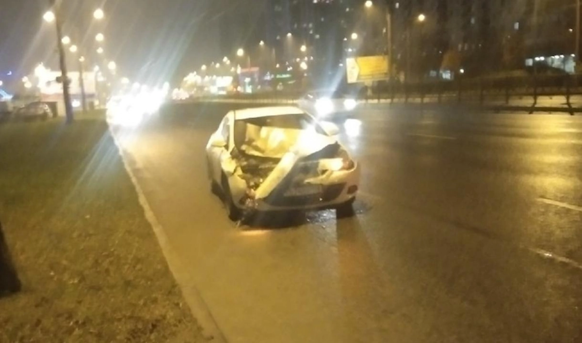 Легковушка осталась без капота после столкновения с маршруткой на улице Типанова - tvspb.ru