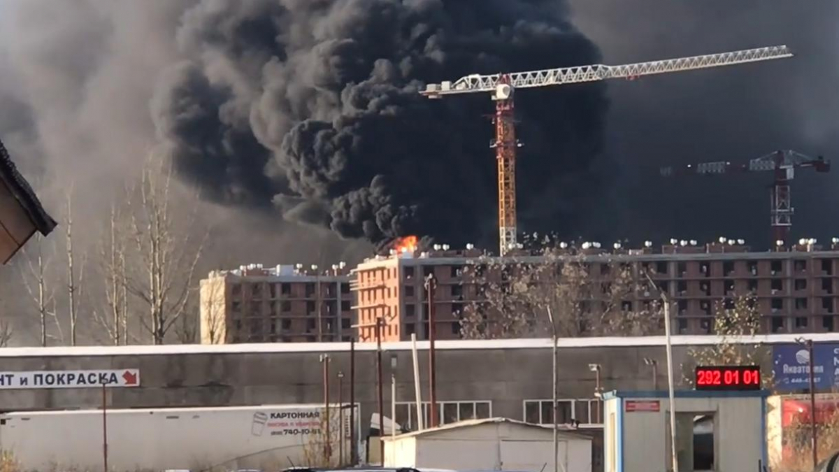 Погода в шушарах на сегодня. Фото пожара в Шушарах. Пожар вайлдберриз Шушары. Шушары горят фото. Что опять горит в Шушарах сегодня.