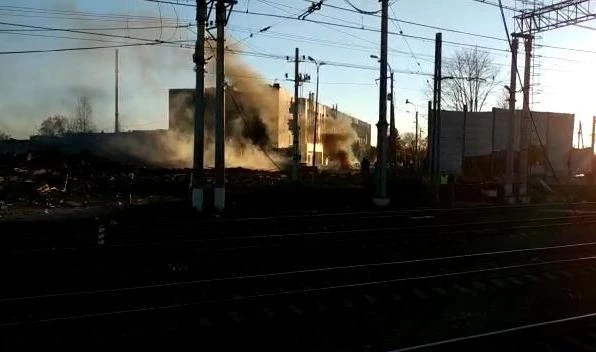 Пять человек доставлены в больницу после взрыва на заводе в Гатчине - tvspb.ru