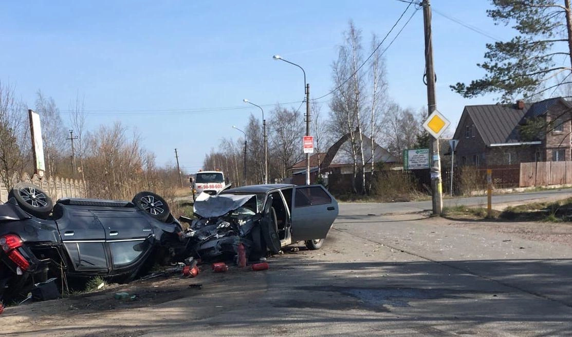 Два человека пострадали при столкновении иномарки и «Лады» в Горелово - tvspb.ru