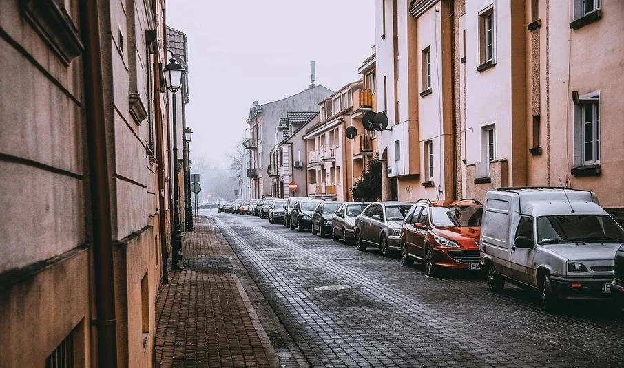 Петербуржцы перестали ставить автомобили на ночные парковки - tvspb.ru