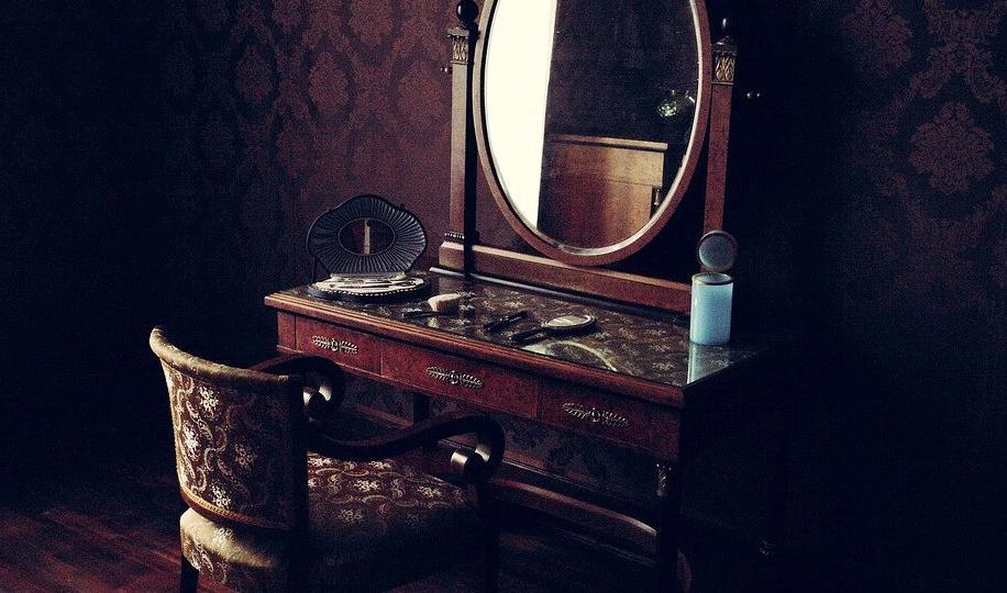 Из частного дома во Всеволожском районе грабители вынесли антикварную мебель XVIII века - tvspb.ru