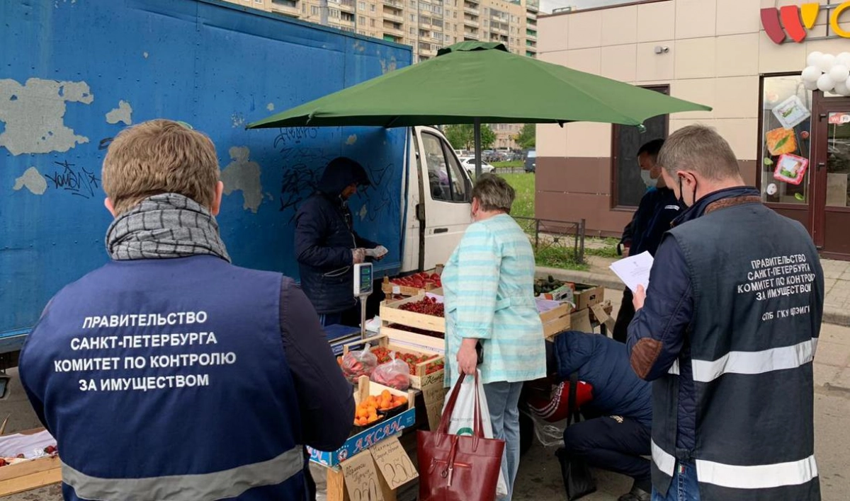 Сотрудники ККИ выявили нарушения уличной торговли в 11 районах Петербурга - tvspb.ru