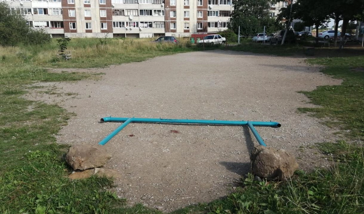 В Ивангороде на 8-летнюю девочку упала металлическая конструкция - tvspb.ru