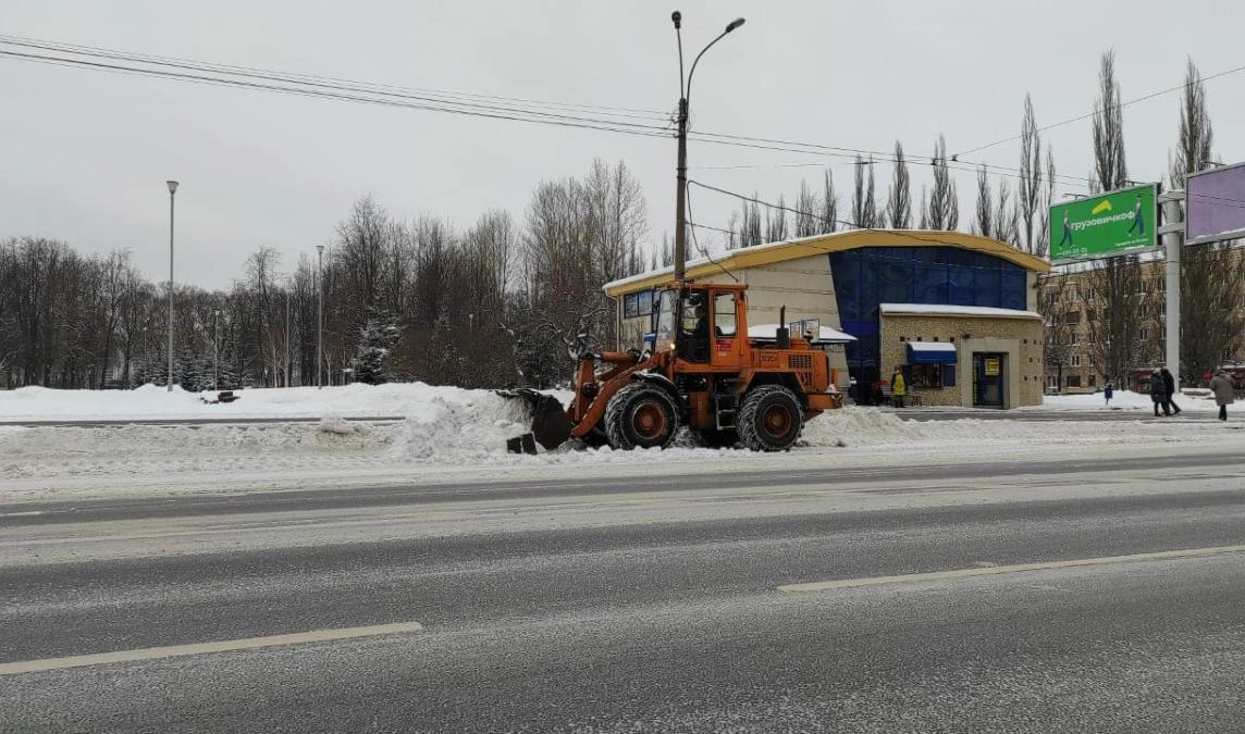 Петербург от снега ночью убирали 1204 машины и почти 400 дворников - tvspb.ru