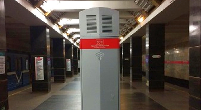 На первой линии петербургского метро продолжают монтировать Wi-Fi оборудование