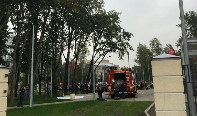 Очевидцы: На Крестовском острове горит здание школы - tvspb.ru