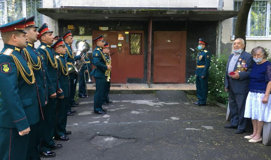 В Петербурге военные ЗВО поздравили с днем рождения фронтовика персональным концертом