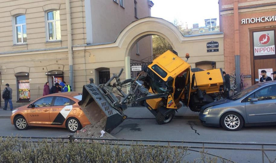 На Фурштатской трактор упал на два припаркованных автомобиля - tvspb.ru