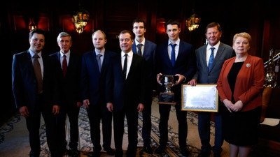 Медведев встретился со студентами ИТМО — победителями ЧМ по программированию