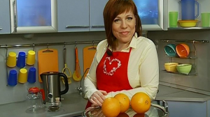 Оксана Северинова выбирает апельсины