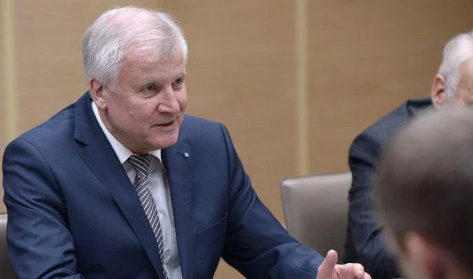 Глава МВД Германии заявил о нежелании работать с Меркель - tvspb.ru