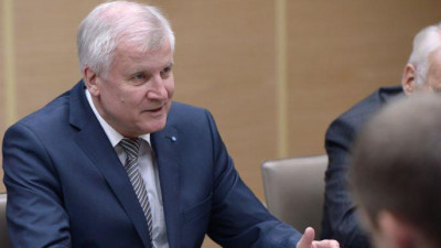 Глава МВД Германии заявил о нежелании работать с Меркель