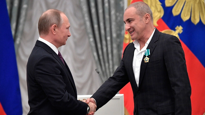 Руководитель хора Турецкого предложил Путину спеть на Дворцовой площади - tvspb.ru
