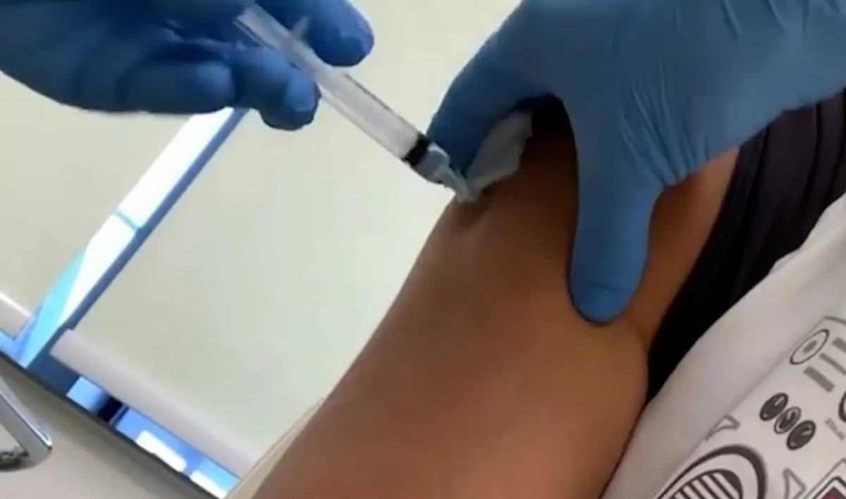 Ягудин показал, как вакцинировался от COVID - tvspb.ru