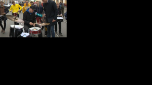 Андрей Яковлев на Садовой улице с барабанщиками