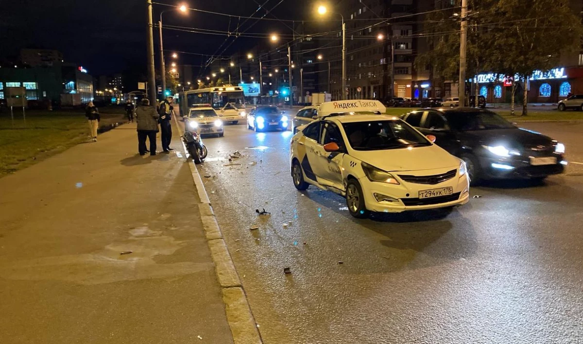 Мотоцикл и автомобиль такси столкнулись на проспекте Ветеранов - tvspb.ru