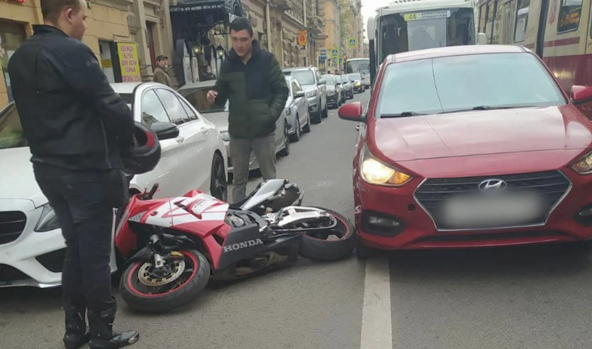 На Васильевском острове Hyundai сбил мотоциклиста, а тот задел припаркованный Mercedes - tvspb.ru