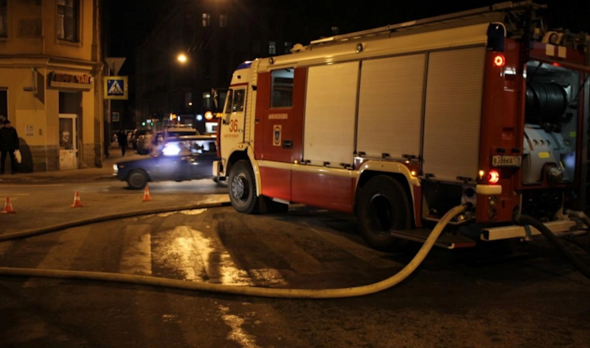 Спасатели за полтора часа потушили пожар в здании на проспекте Римского-Корсакова - tvspb.ru