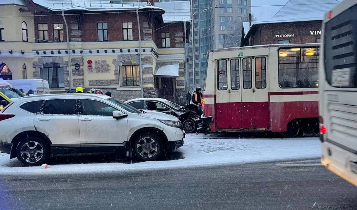У станции метро «Удельная» столкнулись иномарка и трамвай - tvspb.ru