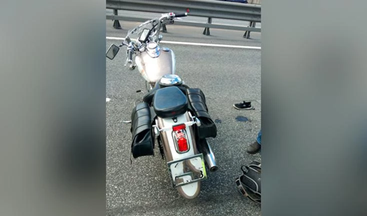 Мотоциклист получил тяжелые травмы в аварии на КАД - tvspb.ru