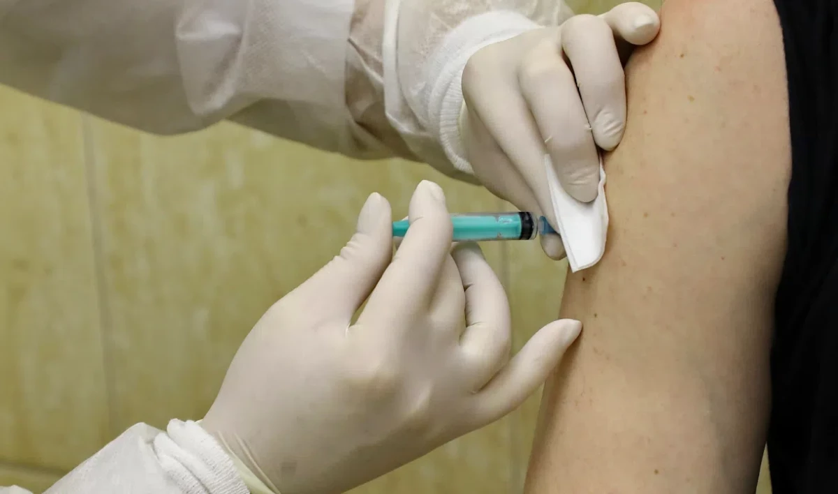 Во вторник первым компонентом вакцины привились почти 19 тысяч петербуржцев - tvspb.ru