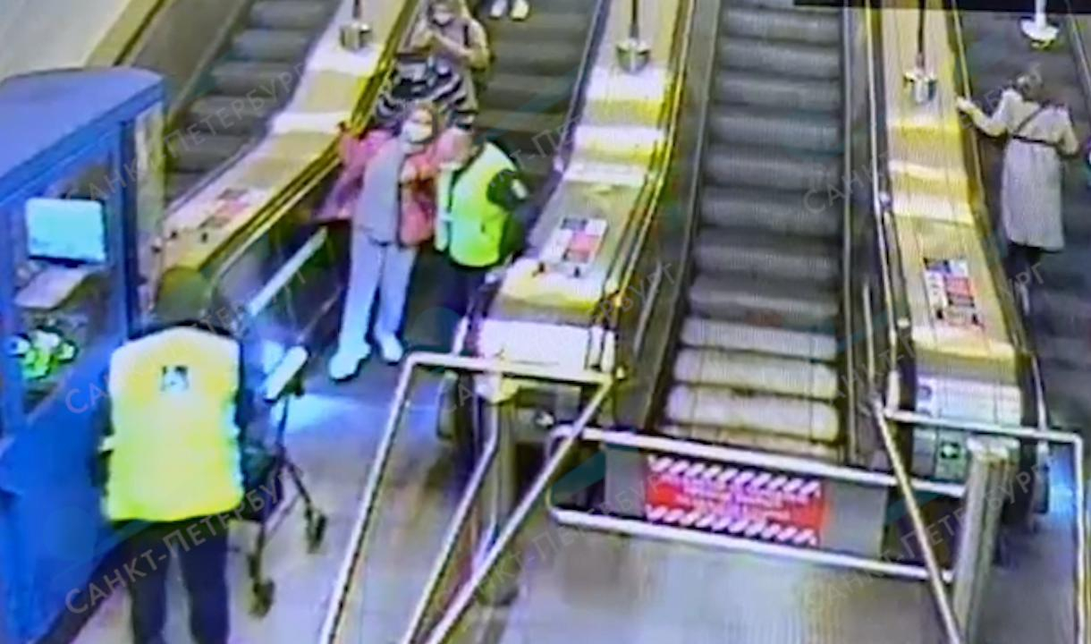 Произошла неприятная ситуация. Трагедия в метро на эскалаторе. Несчастный случай на эскалаторе в метро. Авиамоторная трагедия на эскалаторе.