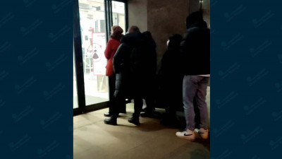 Очереди к магазинам Uniqlo сохранились до самого вечера