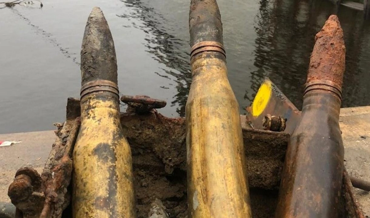 Рабочие нашли боеприпасы во время ремонта набережной у Петровского проспекта - tvspb.ru