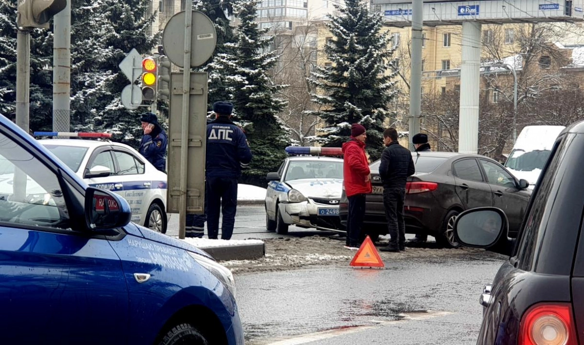 Иномарка столкнулась с машиной ДПС на площади Академика Климова - tvspb.ru