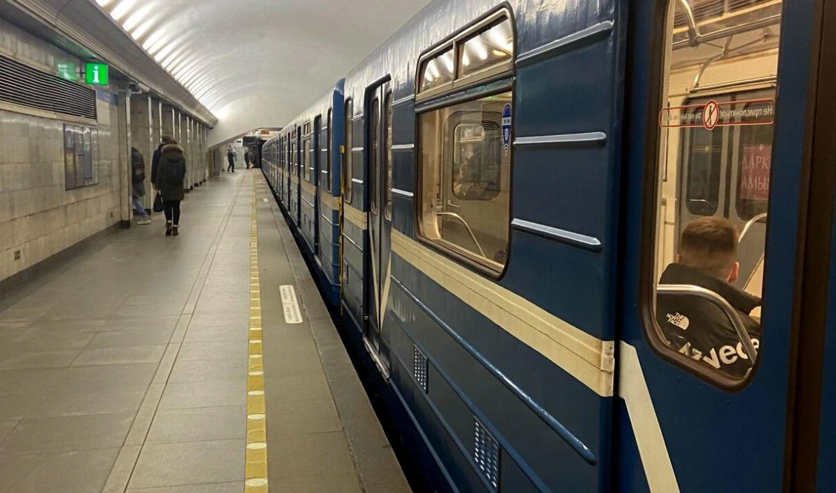 В метро рассказали, что мешает увеличению числа вагонов в составах на синей ветке - tvspb.ru