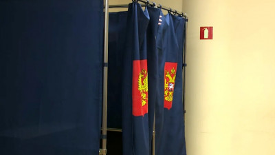 Петербуржцам, которые голосуют впервые, дарят сувениры
