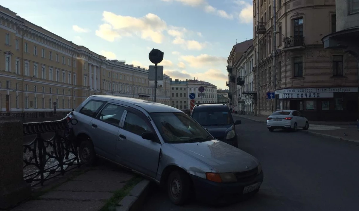 На Мойке «Ниссан» припарковался в ограждение набережной | Телеканал  Санкт-Петербург