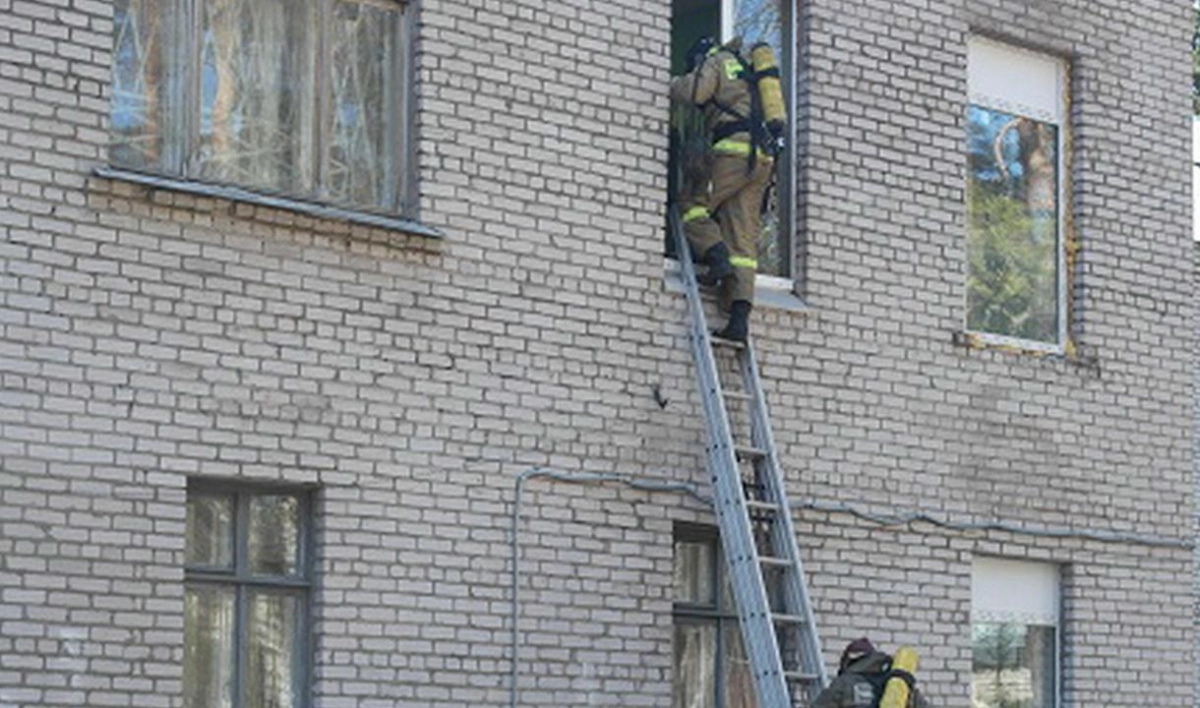 Спасатели эвакуировали 10 человек из горящего дома в Киришах - tvspb.ru