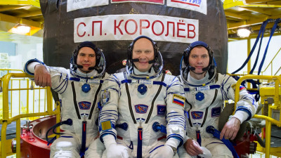 Космонавты приготовили кулич из печенья на борту МКС