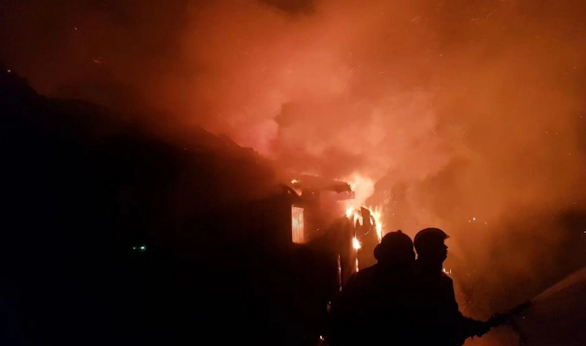 Спасатели за час потушили пожар в гараже в деревне Потанино - tvspb.ru