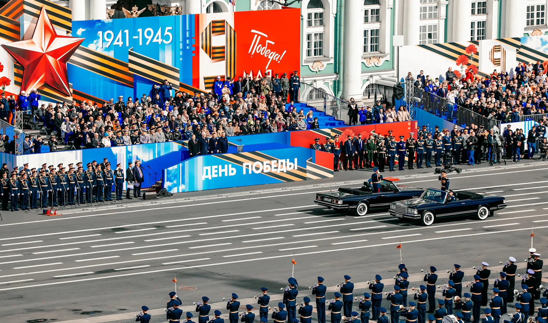 Канал победа сейчас. Парад Победы. Дворцовая площадь парад. Парад в Москве. Парад на Дворцовой.