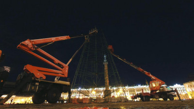 Главный символ праздника. На Дворцовой «подрастает» новогодняя ель